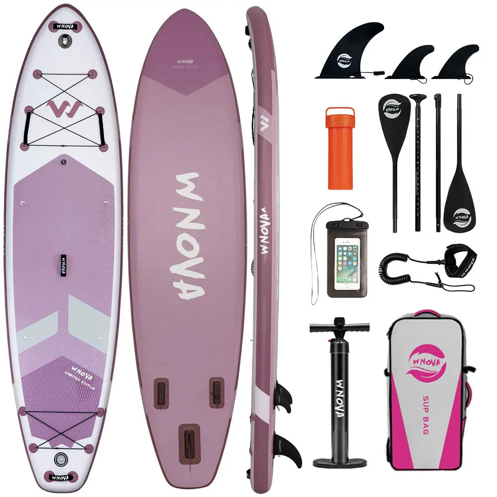 Pratiquant debout sur le stand up paddle gonflable