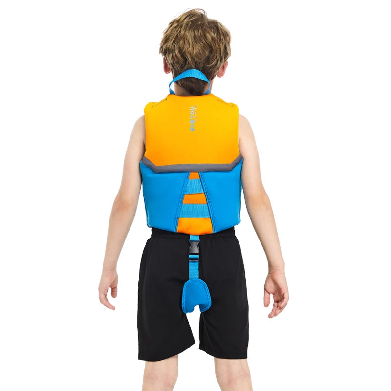 Enfant portant le gilet néoprène lors d'une sortie kayak