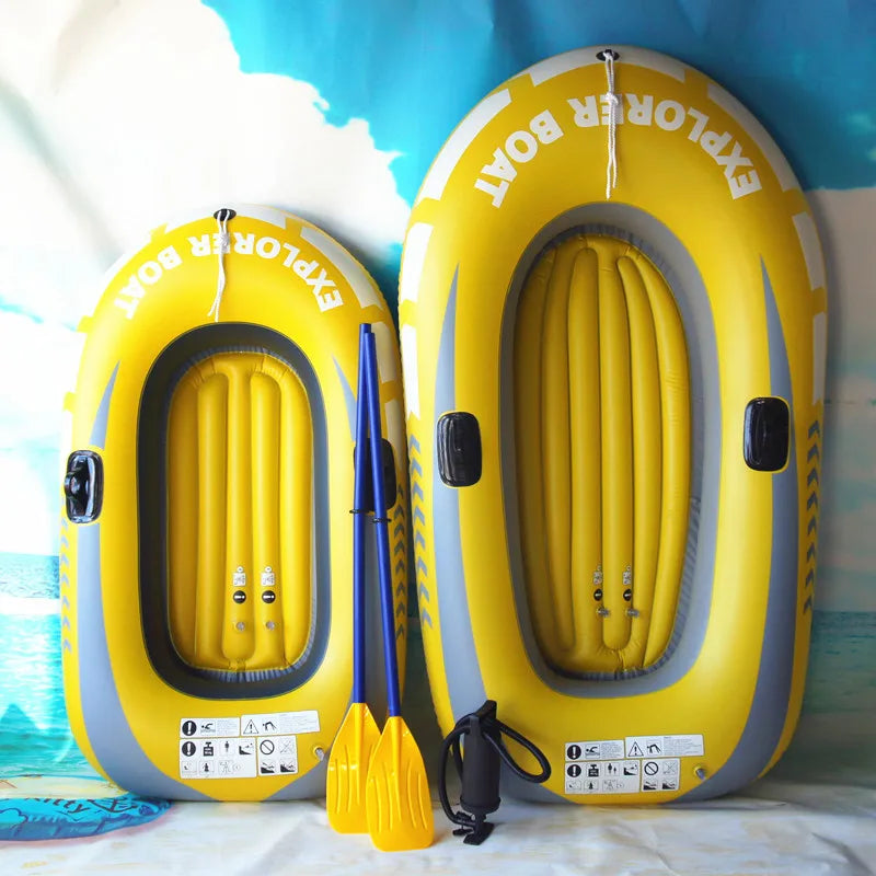 Bateau gonflable de pêche pour 2 personnes sur l'eau