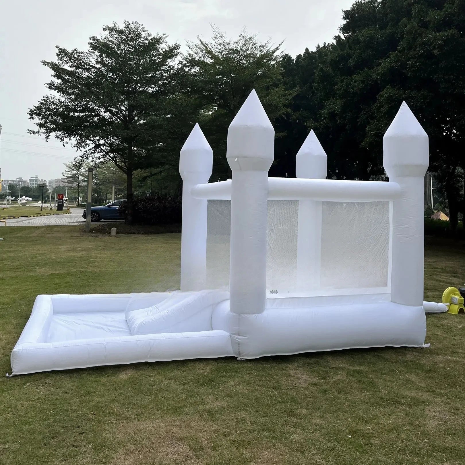 Château gonflable blanc grande taille 5.6x3.3m
