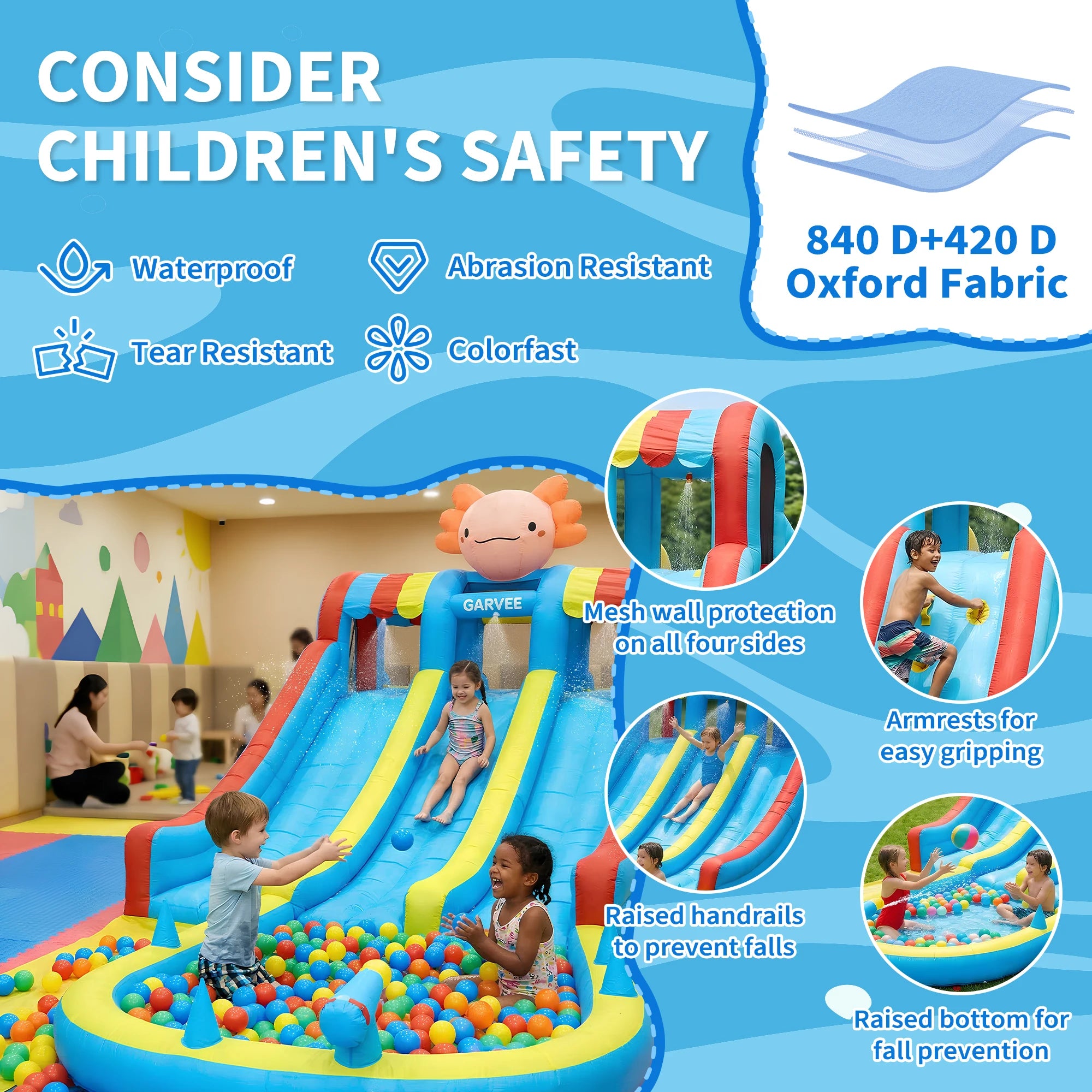 Enfants jouant dans la grande aire de jeux gonflable estivale