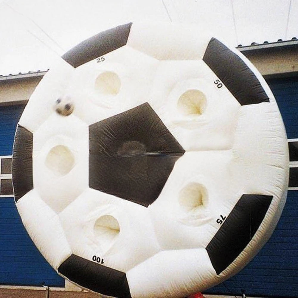 Enfants jouant devant le but de football gonflable