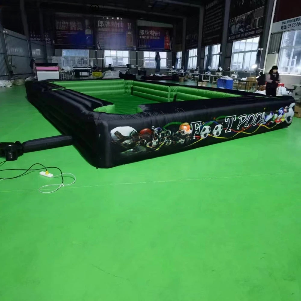 Terrain de football gonflable billard Snookball en action