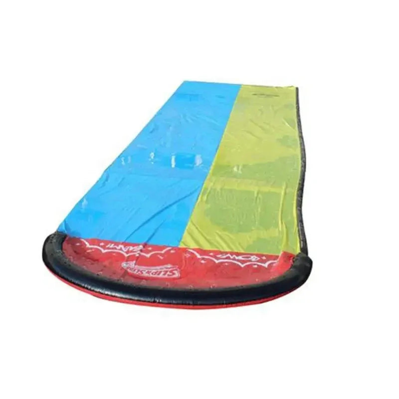 Toboggan gonflable eau ambiance fête jardin