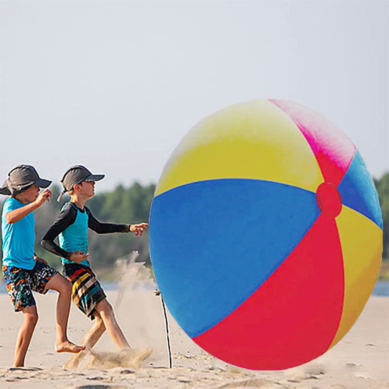 Ballon gonflable jaune sur le sable de plage