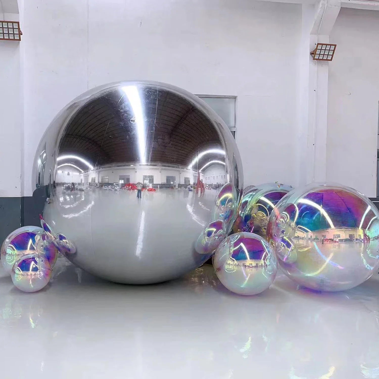 Boules miroir gonflables suspendues par anneaux en décoration de scène