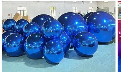 Boule miroir gonflable suspendue au plafond d'une salle