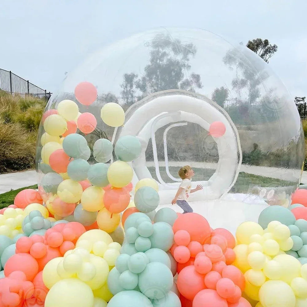Bulle gonflable transparente installée sur la plage pour une fête