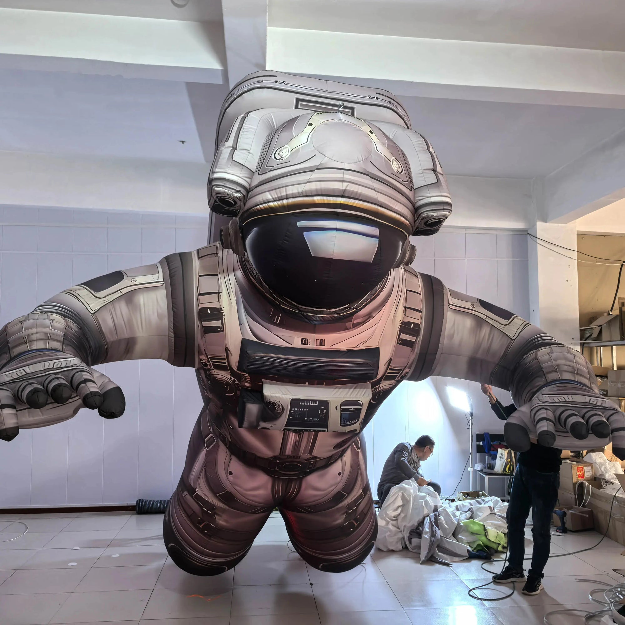 Souffleur et installation du stand gonflable astronaute