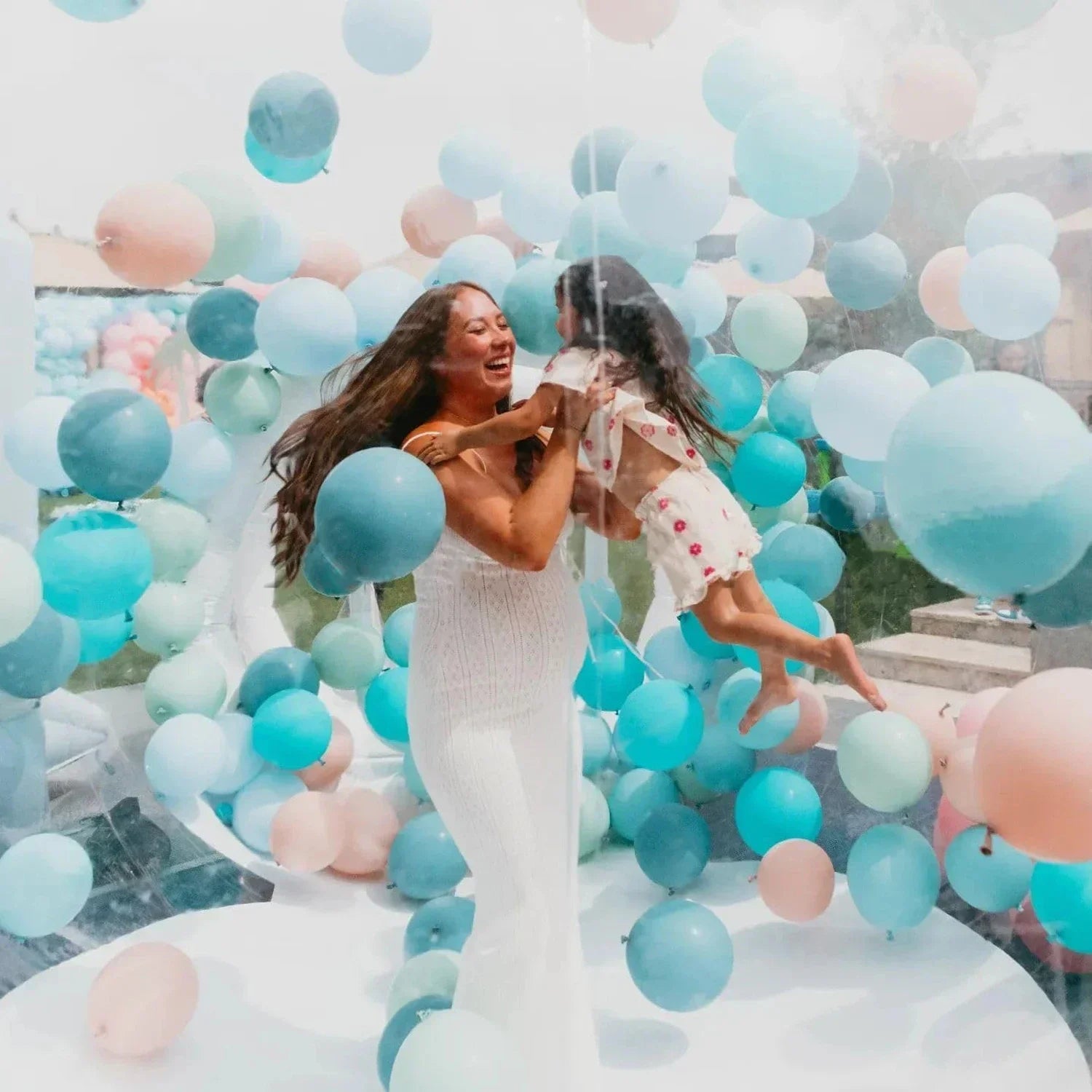 Intérieur de la bulle gonflable transparente aménagé pour une fête glamping