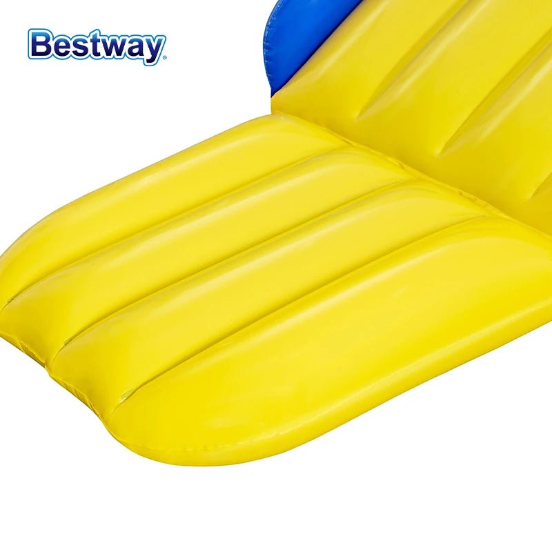 Toboggan gonflable au bord de la piscine