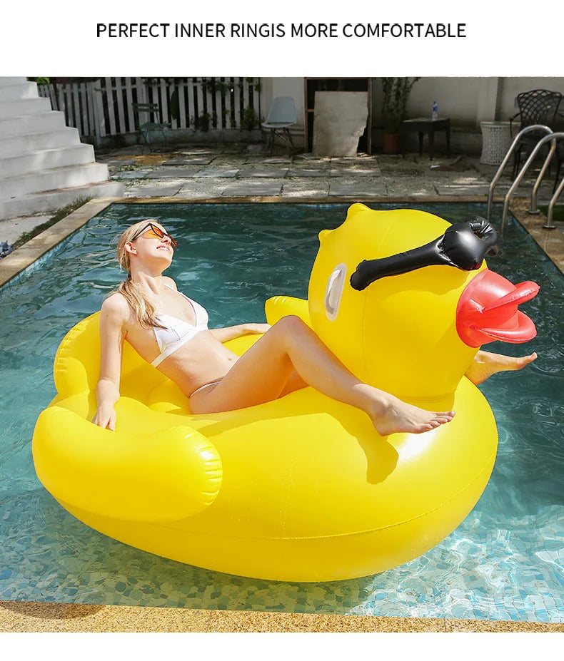Canapé gonflable canard installé au bord de la piscine