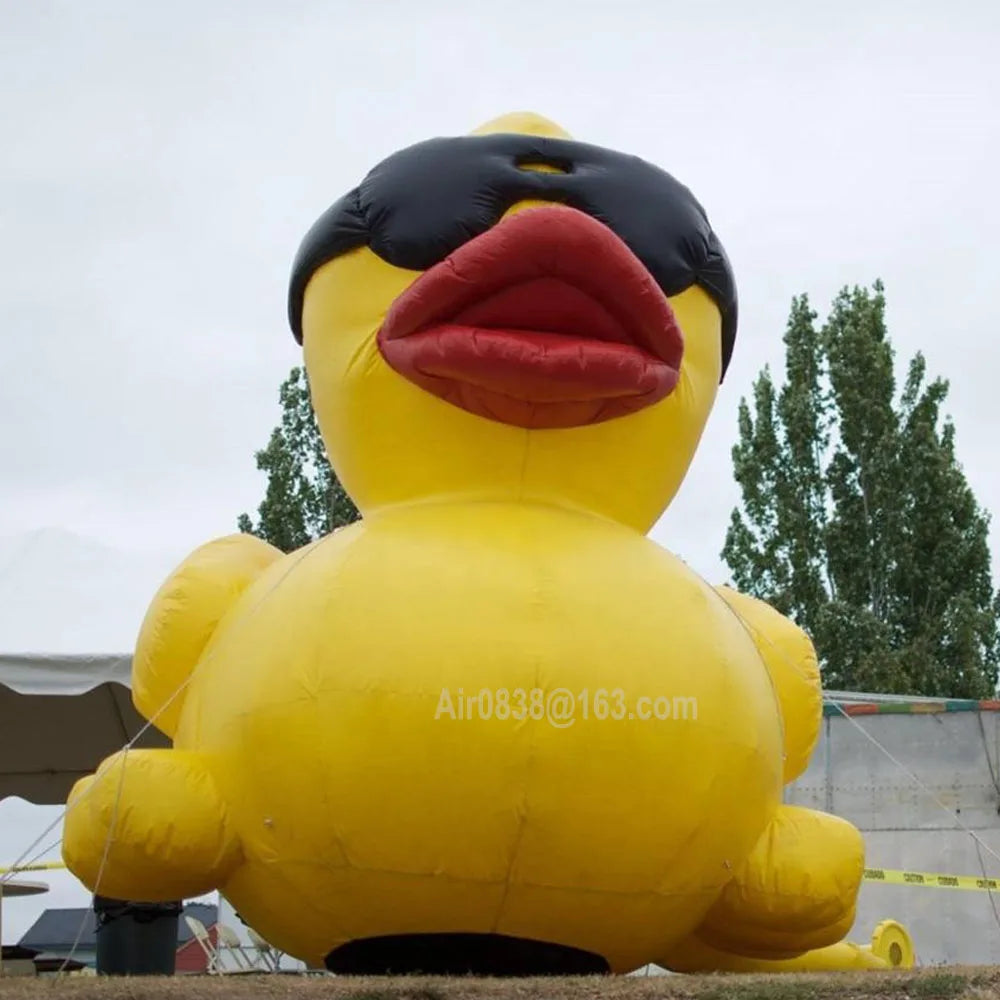 Décoration gonflable canard mascotte installée en extérieur
