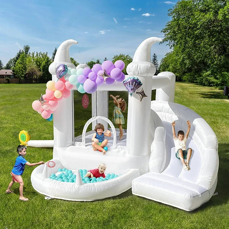 Château gonflable avec piscine à balles et toboggan vue d'ensemble