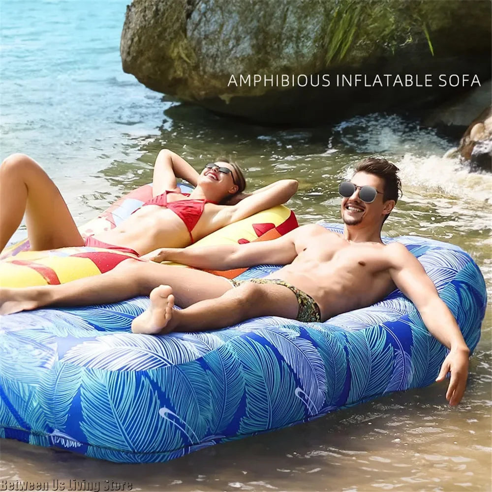 Canapé gonflable amphibie flottant sur la piscine