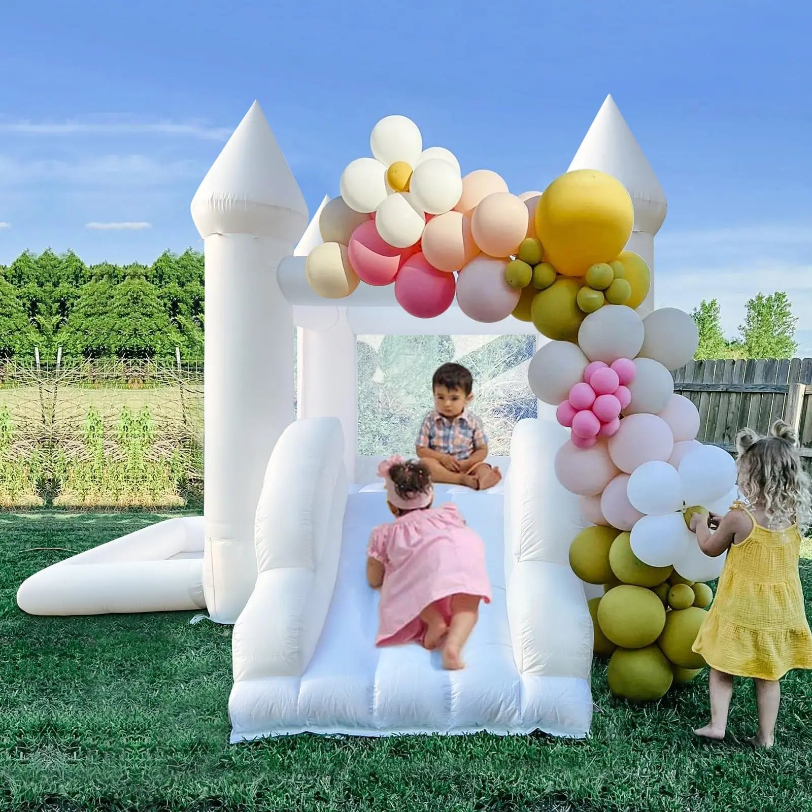 Château gonflable blanc installé au jardin