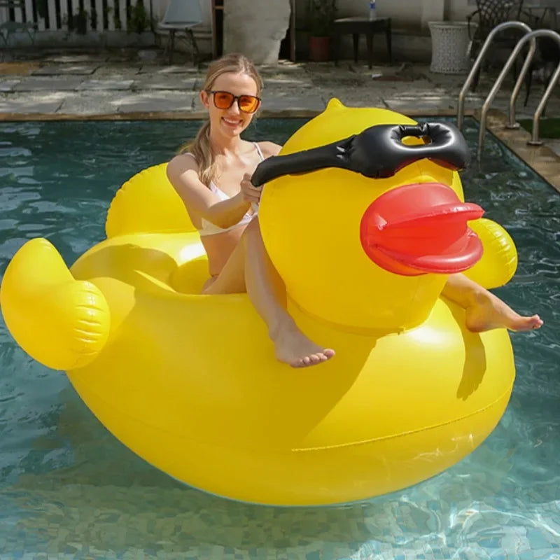 Bouée gonflable canard installée en piscine