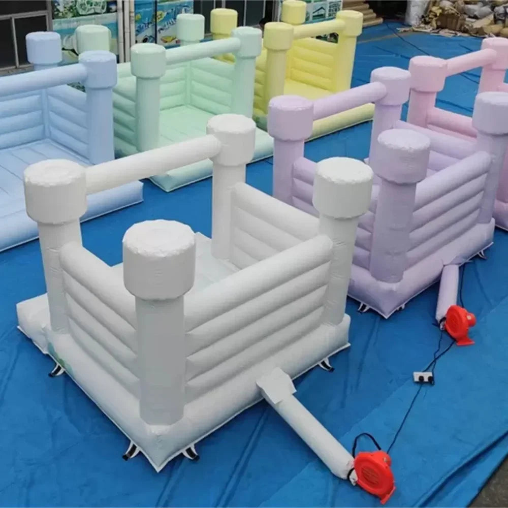 Château gonflable pastel installé pour une fête d'anniversaire en extérieur