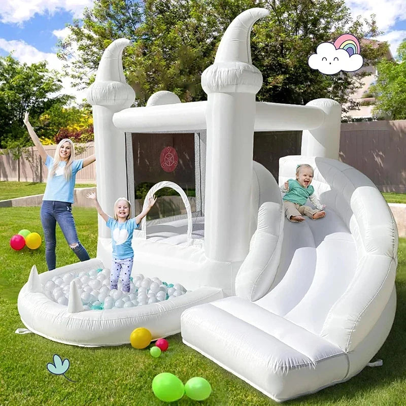 Château gonflable avec piscine à balles et toboggan vue d'ensemble