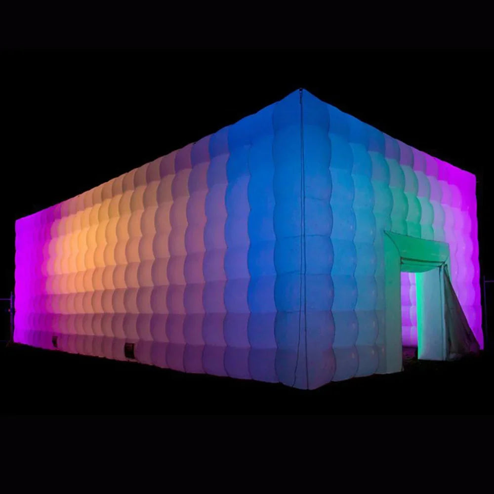 Tente gonflable cube blanc installée pour un mariage
