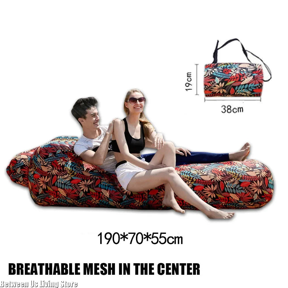 Canapé gonflable flottant utilisé par un adulte en piscine