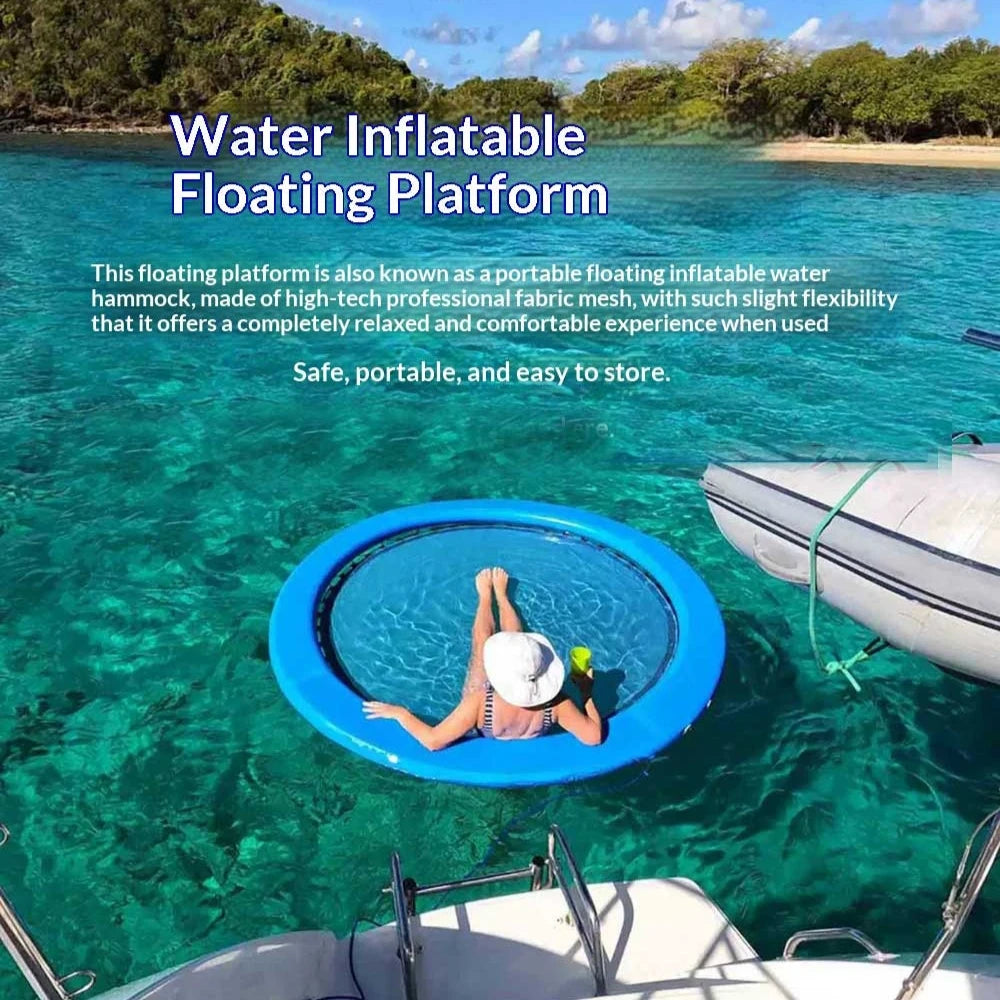 Personne allongée sur la plateforme flottante gonflable à la mer