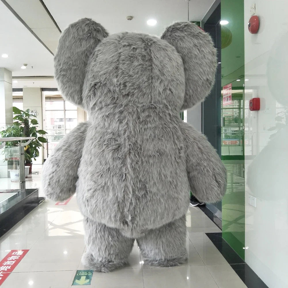 Costume gonflable koala peluche gris porté en intérieur