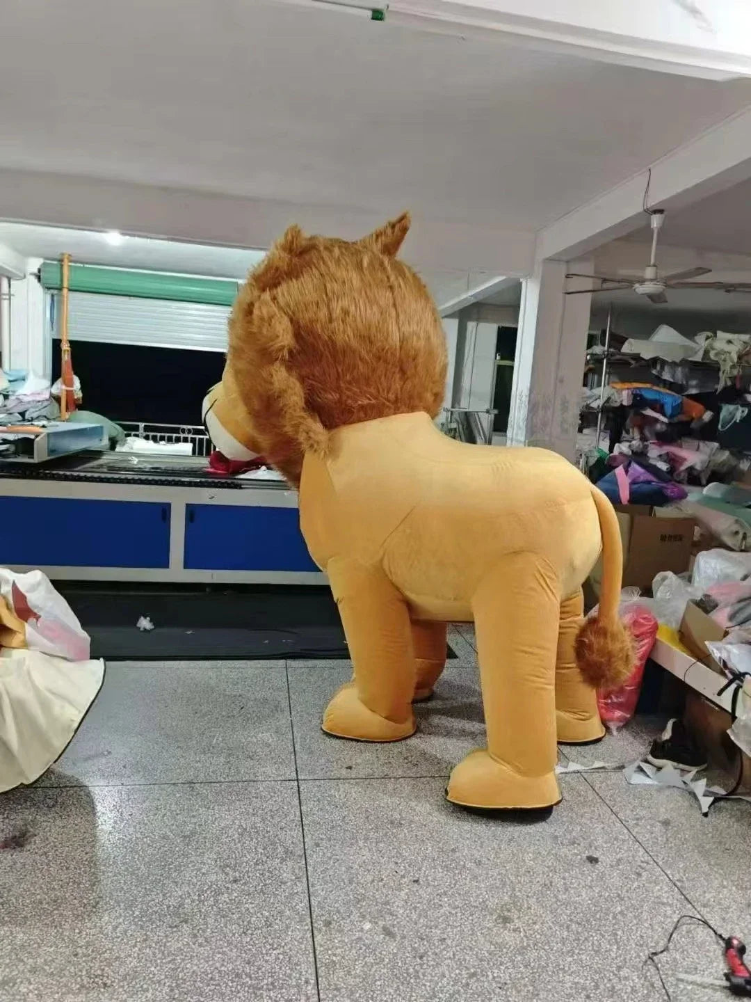 Costume gonflable lion roi 4 pattes porté en extérieur