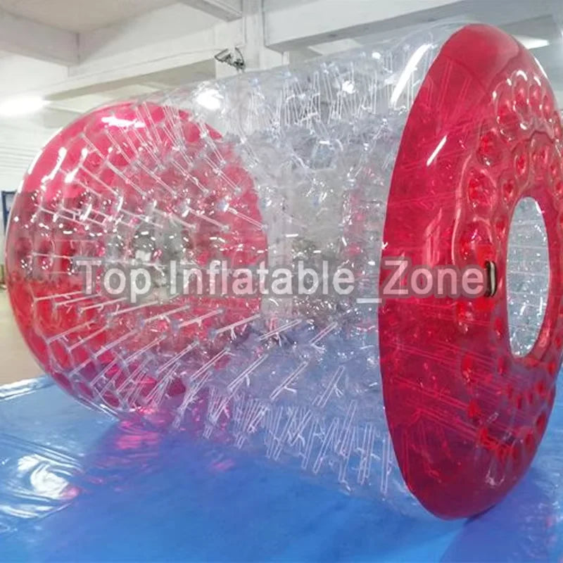 Water roller gonflable utilisé par plusieurs enfants