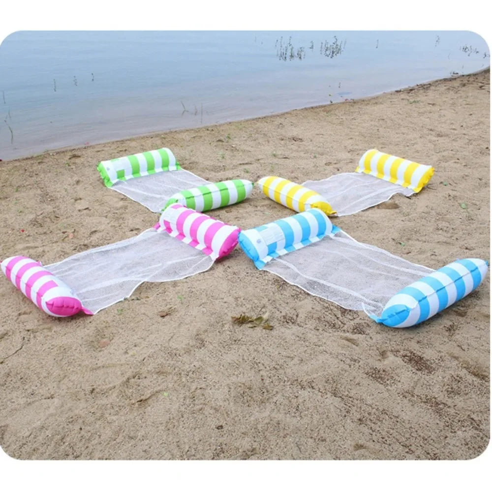 Détente sur matelas gonflable rayé en piscine
