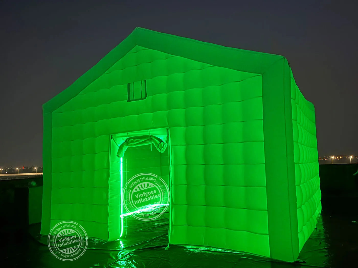 Installation de la discothèque gonflable avec souffleur et cordes d'ancrage