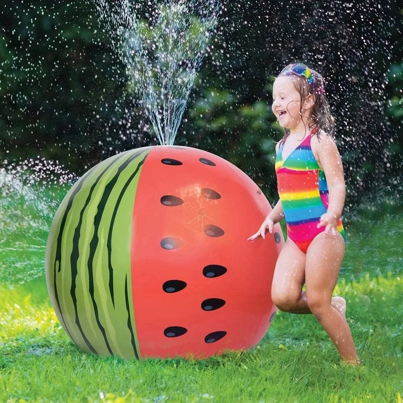 Ballon gonflable pastèque installé dans le jardin