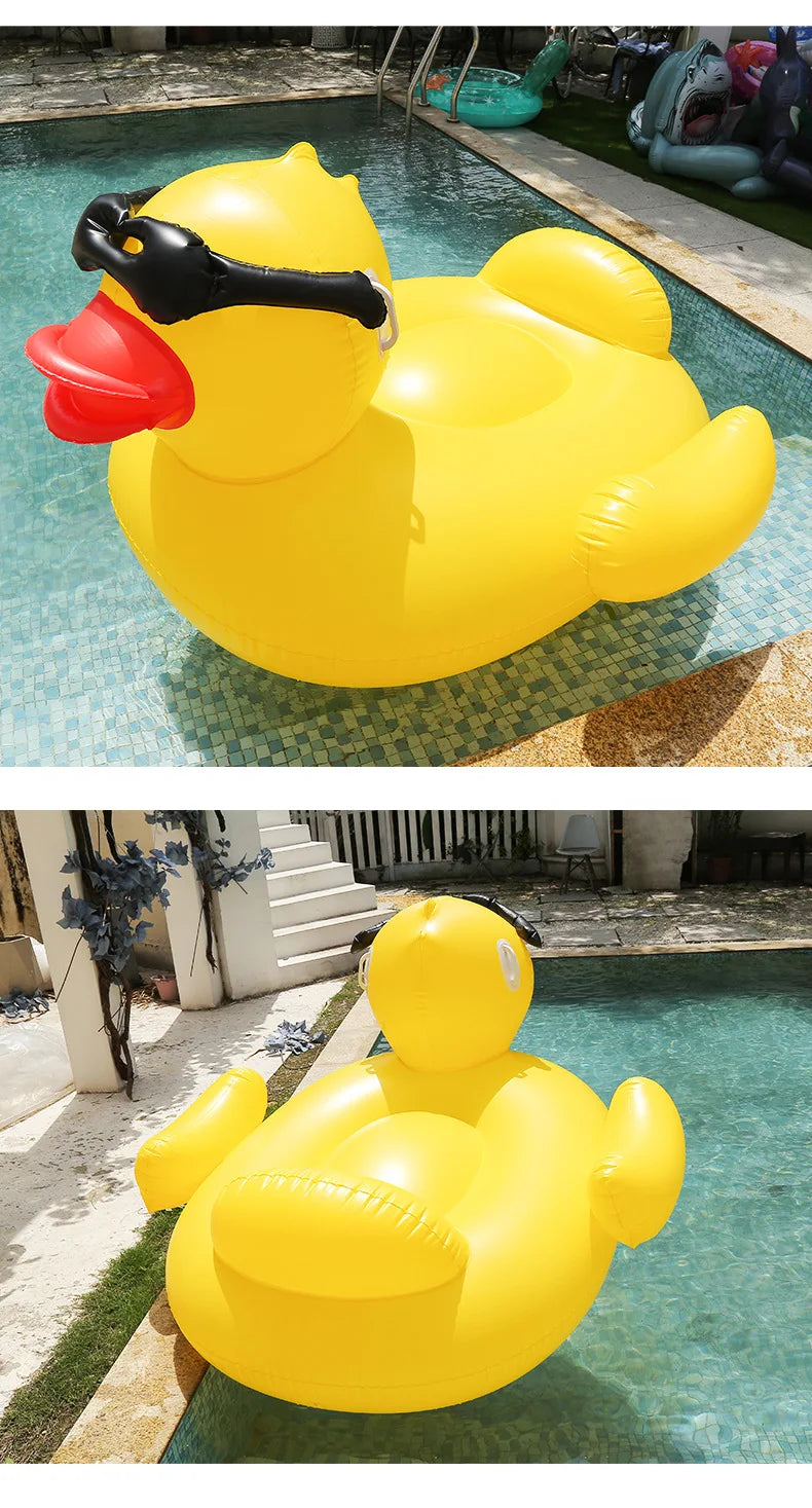 Détente sur bouée gonflable canard en piscine