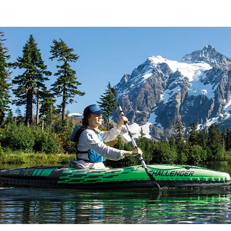 Bateau gonflable kayak solo sur l'eau calme