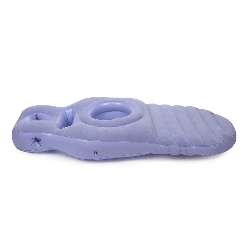 Femme enceinte se reposant sur le matelas gonflable douillet