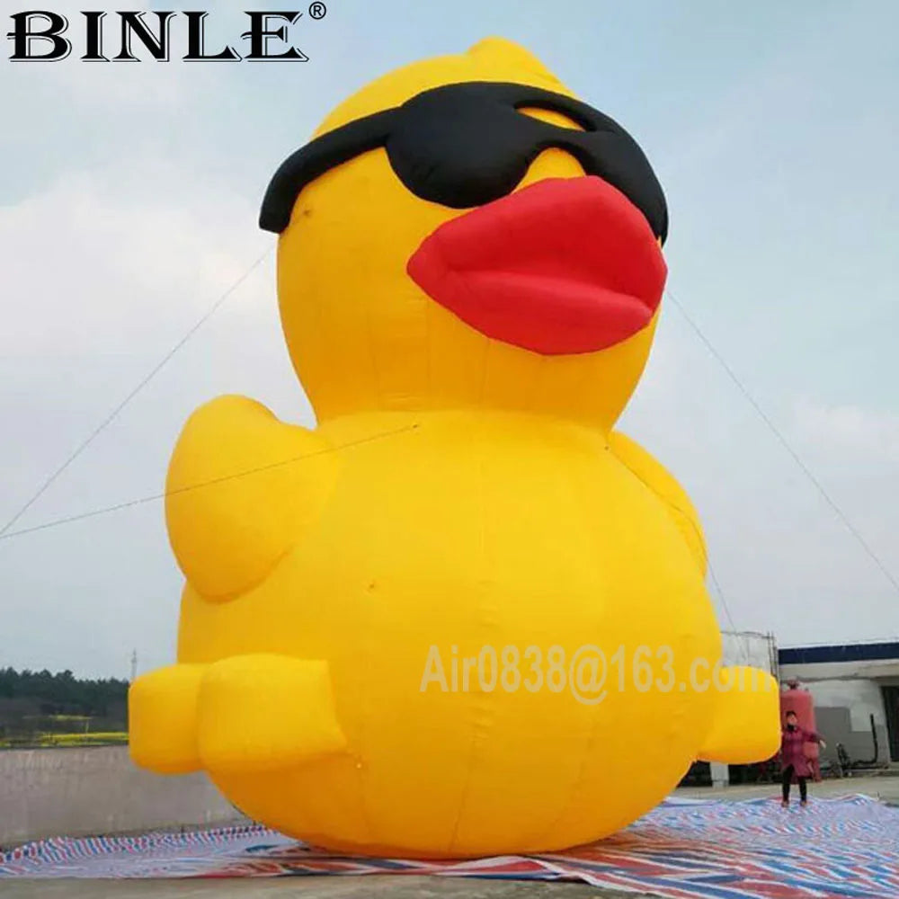 Mascotte gonflable canard devant un magasin