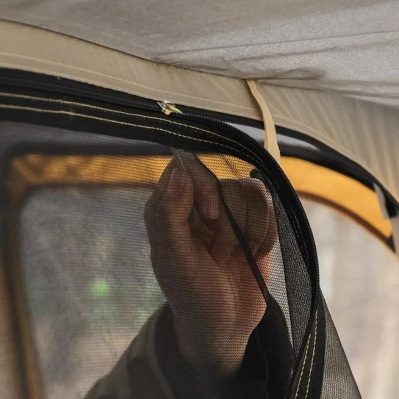 Tente gonflable hexagonale installée pour un voyage en plein air