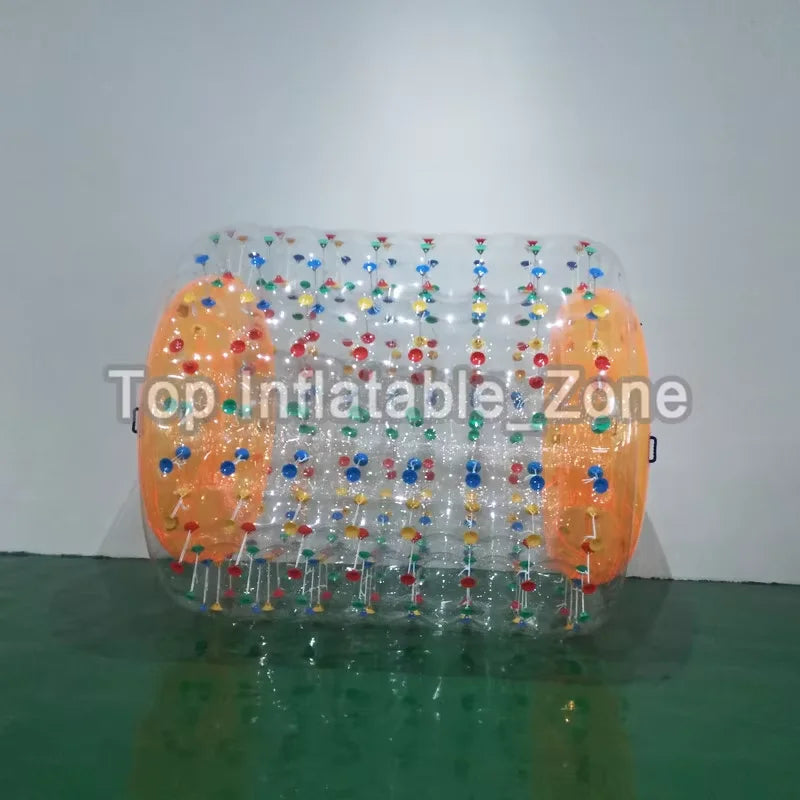 Water roller gonflable dans un parc aquatique