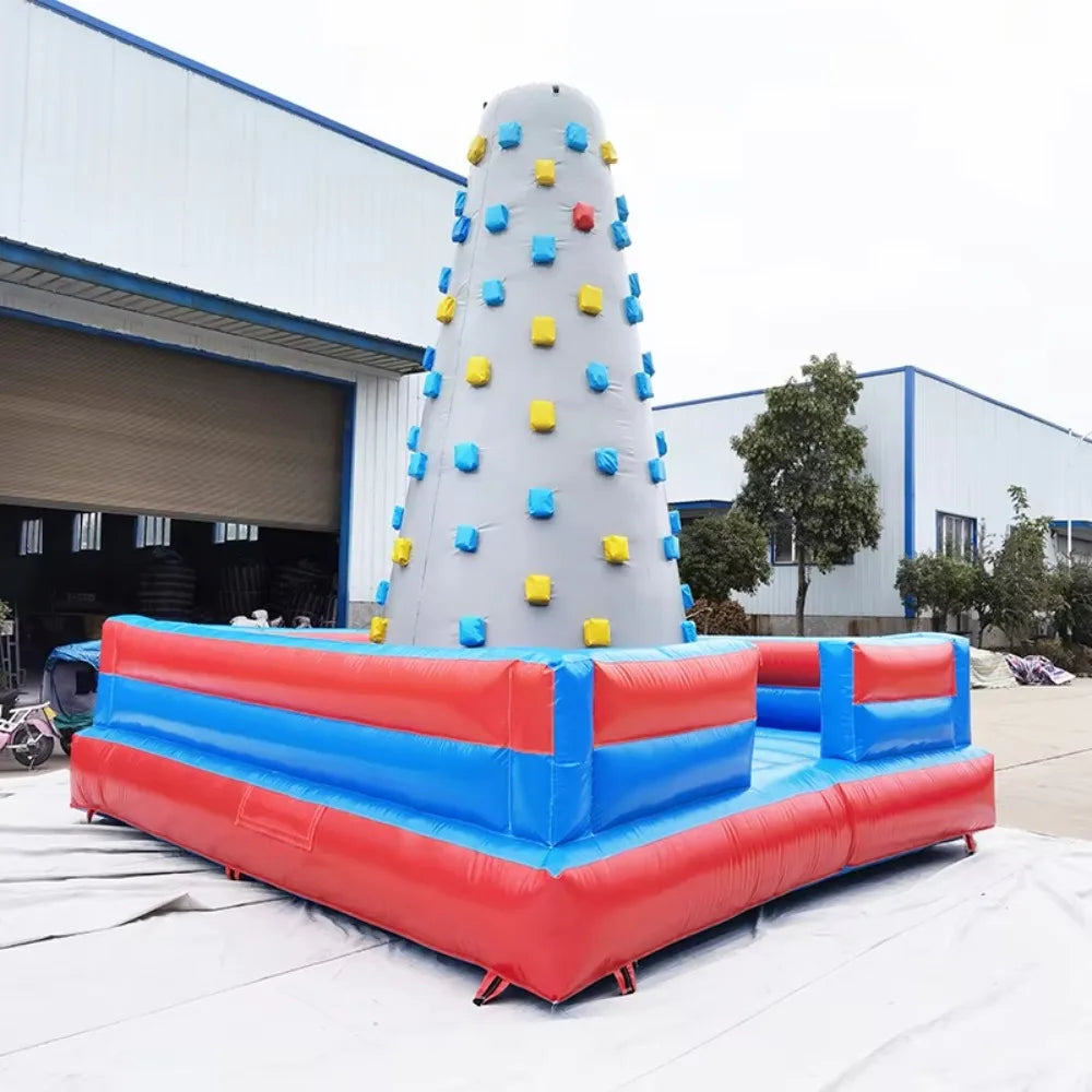 Adultes et enfants utilisant simultanément le mur d'escalade gonflable