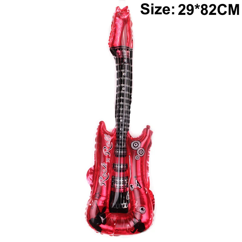 Guitare PVC gonflable posée sur une table de fête
