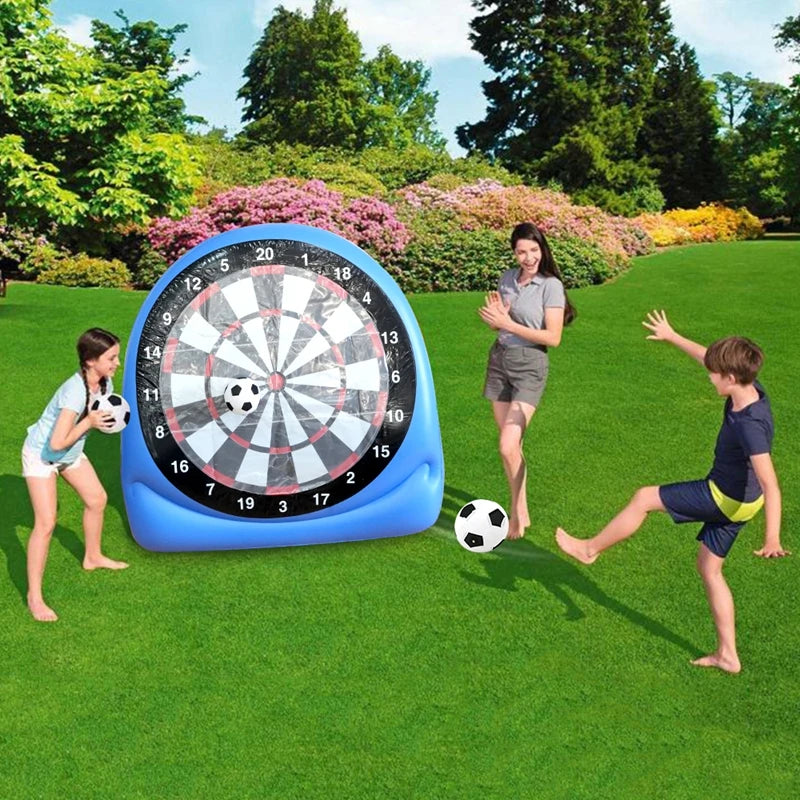 Cible fléchette gonflable football installée au jardin