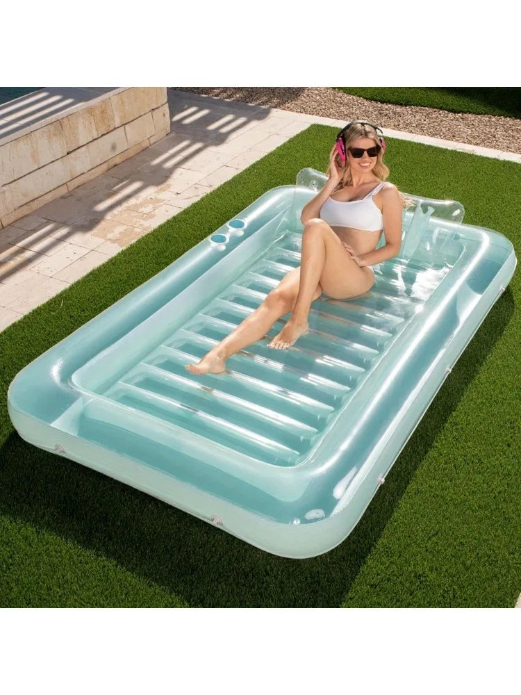 Bain de soleil gonflable à la piscine
