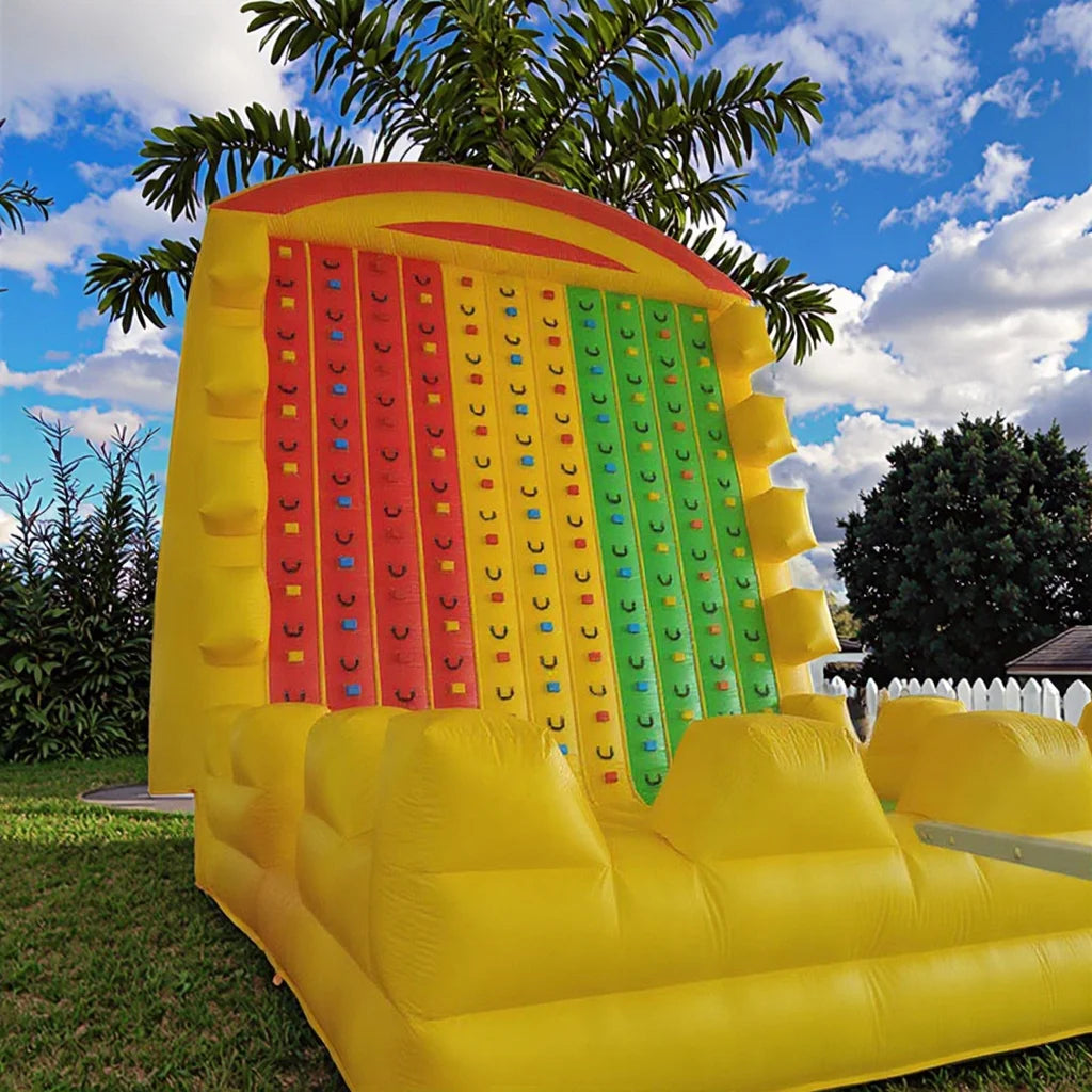 Enfants utilisant le combo escalade trampoline gonflable