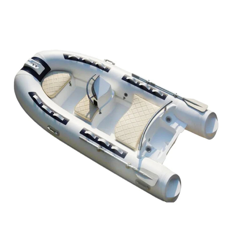 Bateau gonflable pêche prêt pour une sortie nautique