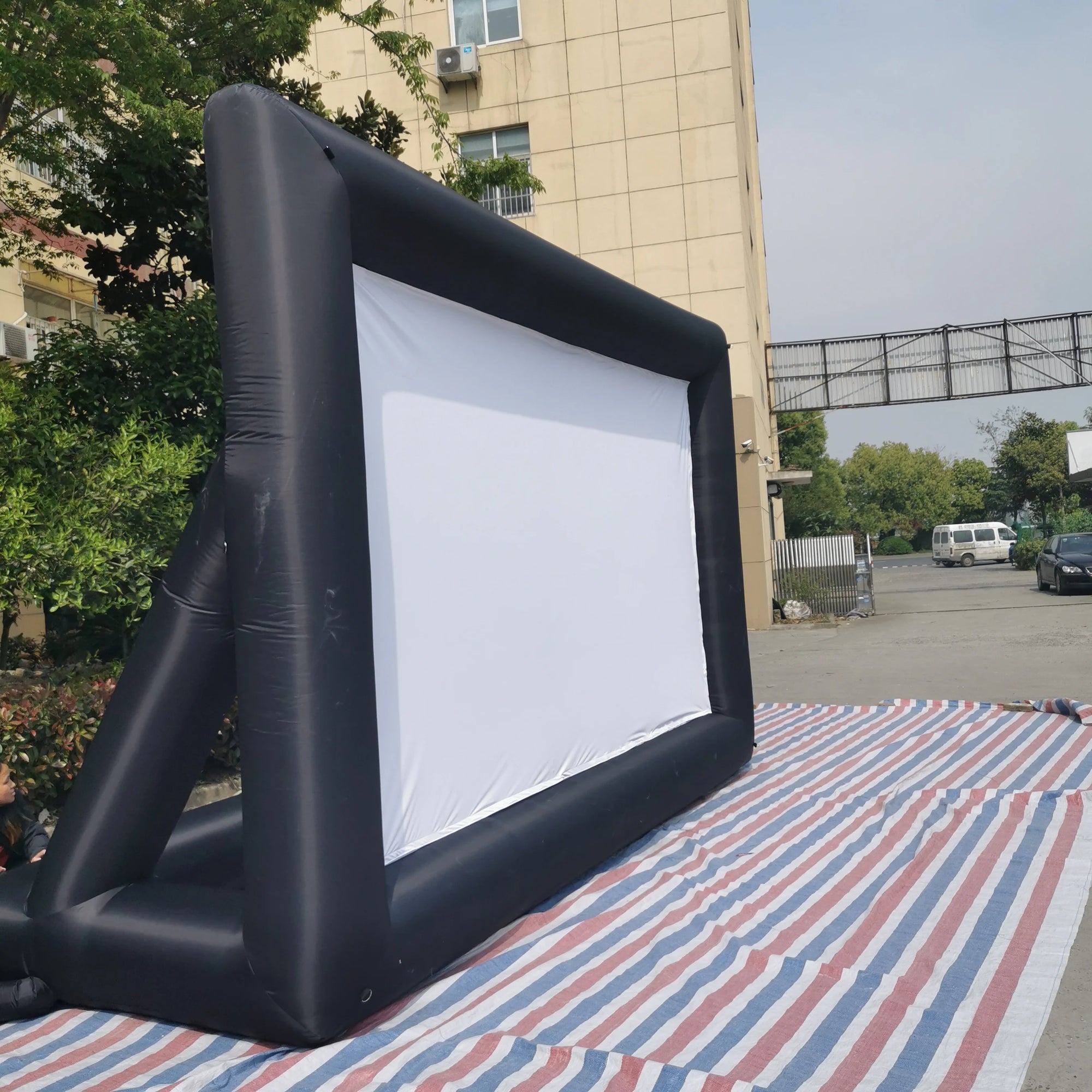 Écran gonflable géant vue de face pour cinéma plein air