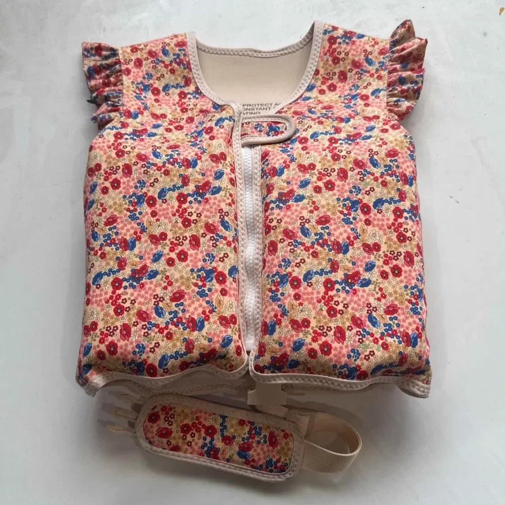 Bébé souriant avec son gilet de flottaison