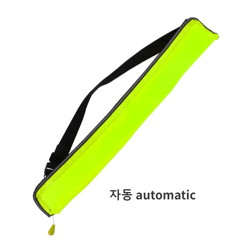Utilisateur ajustant la ceinture de sauvetage gonflable