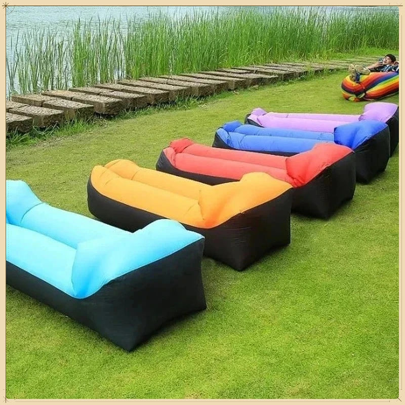 Canapé gonflable pliable bleu déployé en extérieur