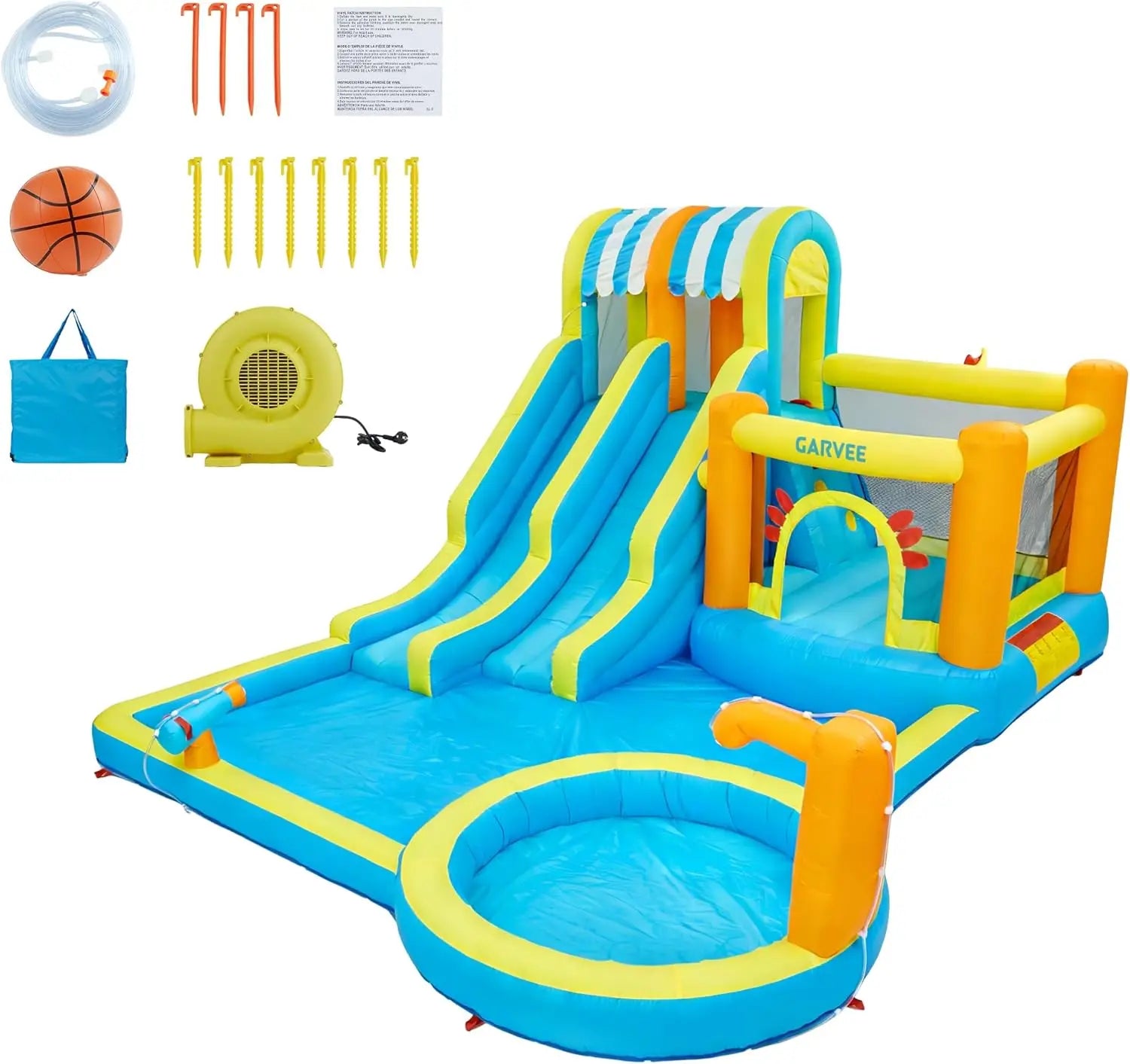 Château gonflable avec toboggan aquatique dans un jardin