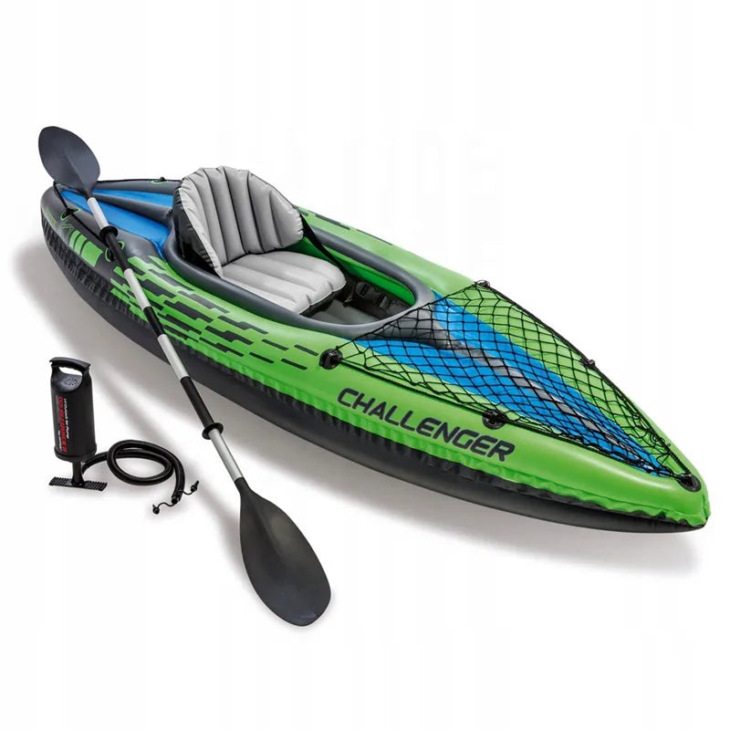 Bateau gonflable kayak solo sur l'eau calme